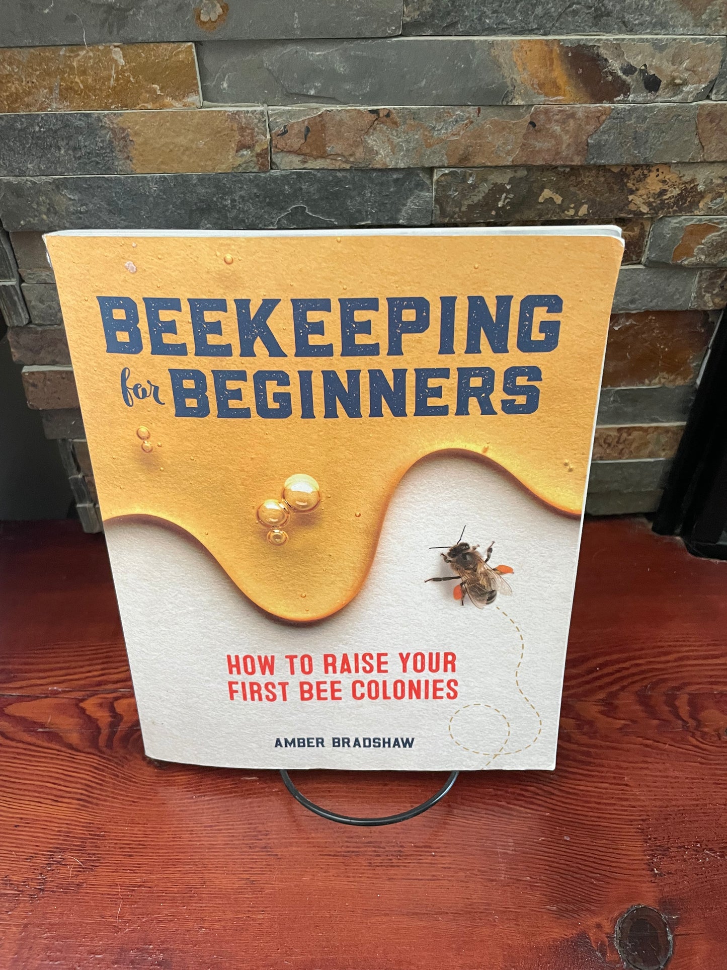 Beekeeping for Beginners : How to Raise Your First Bee Colonies