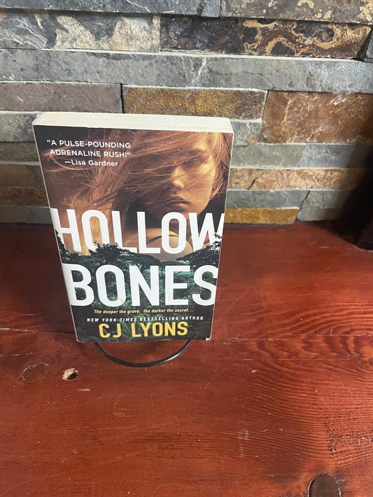 Hollow Bones by Cj Lyons